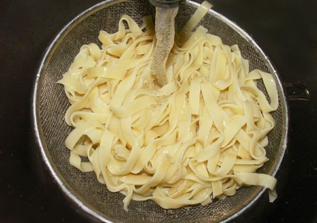Промывать лапшу. Макароны сваренные. Макароны в кастрюле. Разваренные спагетти. Отварить спагетти.